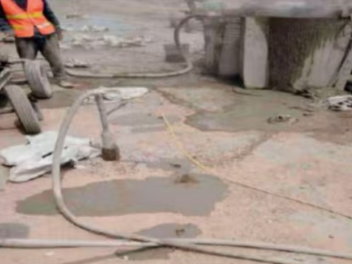 浮山水泥混凝土路面板底注浆技术 路面脱空注浆整治方案