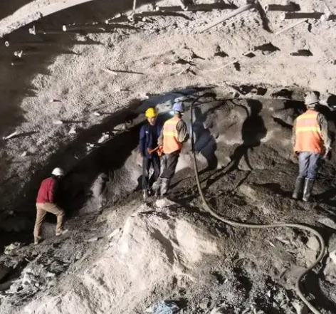 浮山拱顶带模注浆料的施工流程及注意事项